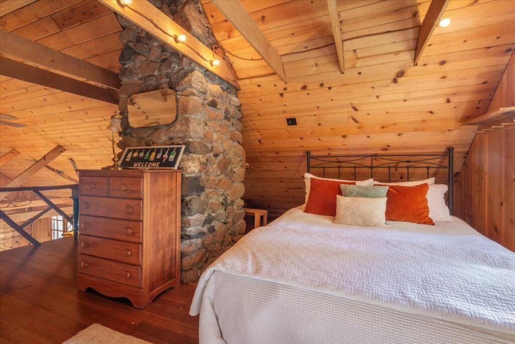 Coziest Cabin In Tahoe W Stone Fireplace Comfy Beds Close To Slopes & Lake Carnelian Bay Exterior photo
